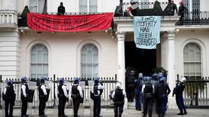 Rumah Miliarder Rusia di London Digeruduk Massa, Ada Apa?