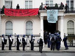 Rumah Miliarder Rusia di London Digeruduk Massa, Ada Apa?