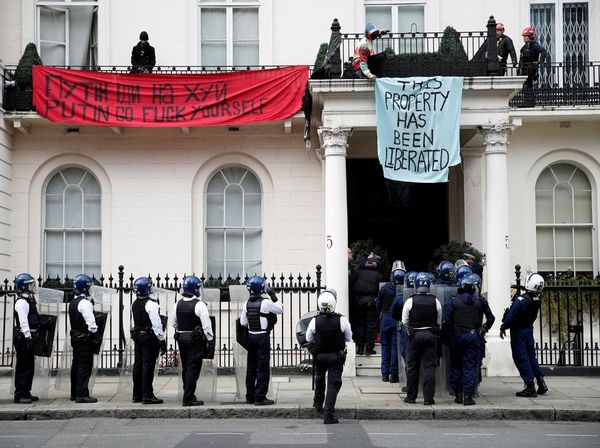 Rumah Miliarder Rusia di London Digeruduk Massa, Ada Apa?