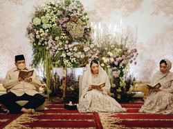 Momen Haru Acara Pengajian Jelang Pernikahan Putri Tanjung