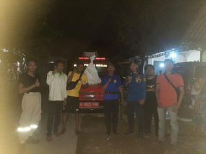 Damkar Bekasi Evakuasi Sarang Tawon 1 Meter yang Bikin Resah Warga