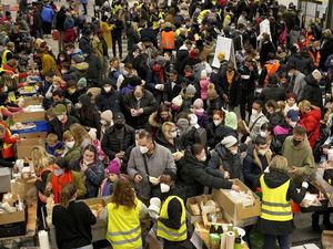 Pengungsi Ukraina Berjubel di Stasiun Kereta Berlin
