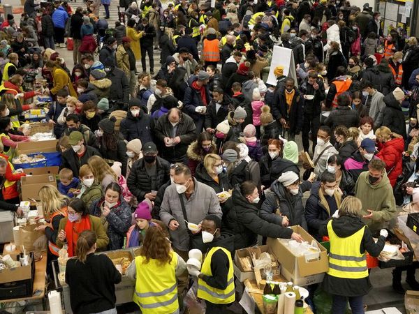 Pengungsi Ukraina Berjubel di Stasiun Kereta Berlin