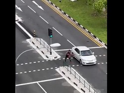 Ngeri! Pria Bawa Pedang Tebas Mobil yang Melintas di Jalan