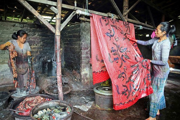 Pengrajin batik Gentongan tidak boleh mendengar kabar duka karena dapat menghilangkan warna batiknya