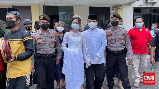 Polrestabes Semarang memfasilitasi pernikahan Ahmad Ridwan, seorang tahanan kasus penganiayaan, dengan kekasihnya Bunga Angelia.
