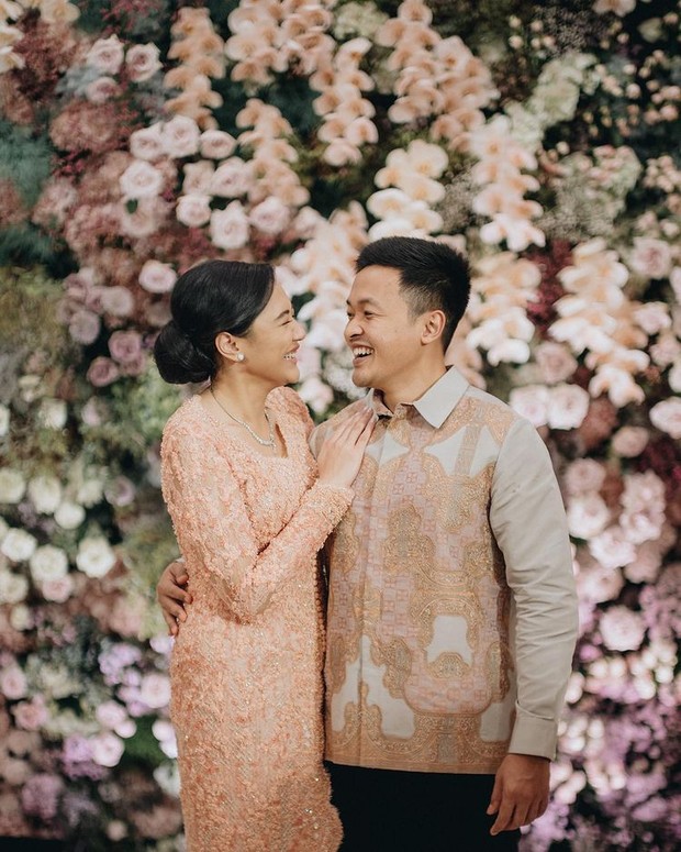 Putri dan Andra yang telah resmi bertunangan/Foto: Instagram/putri_tanjung