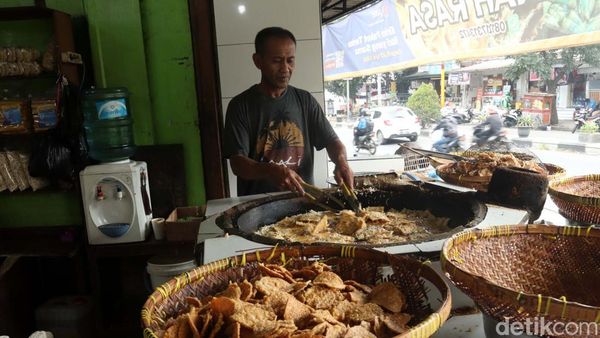 Pedagang Gorengan Menjerit Saat Harga Minyak Naik