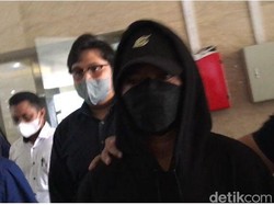 Pakai Topi Konoha Penampilan Reza Arap Jalani Pemeriksaan Rp 1 M Doni Salmanan