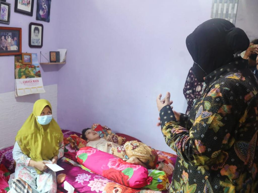 Mensos Risma Bantu Pengobatan Anak Penyandang Disabilitas di Jambi Mensos Risma Bantu Pengobatan Anak Penyandang Disabilitas di Jambi