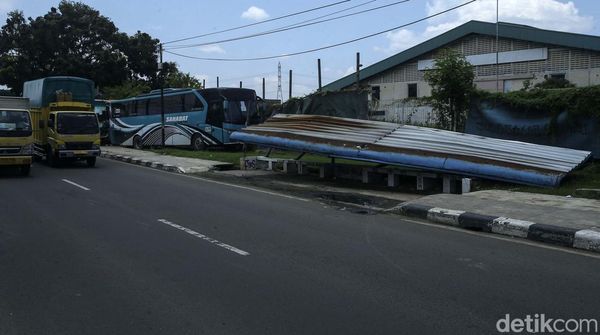 Beneran Gaess....Posisi Halte Bus di Tambun Ini Tiarap