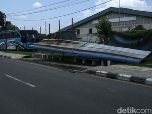 Beneran Gaess....Posisi Halte Bus di Tambun Ini Tiarap