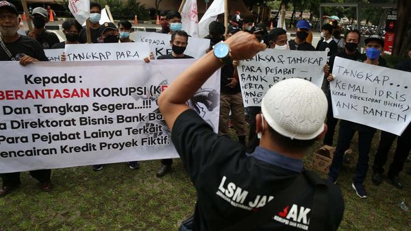 Sejumlah Warga Banten Geruduk Gedung KPK