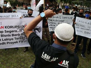 Sejumlah Warga Banten Geruduk Gedung KPK