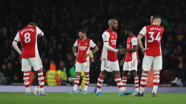 Soccer Football - Premier League - Arsenal v Liverpool - Emirates Stadium, London, Britain - March 16, 2022 Arsenal's Ben White and Alexandre Lacazette look dejected after Liverpool's Diogo Jota scores their first goal Action Images via Reuters/Paul Childs EDITORIAL USE ONLY. No use with unauthorized audio, video, data, fixture lists, club/league logos or 'live' services. Online in-match use limited to 75 images, no video emulation. No use in betting, games or single club /league/player publications.  Please contact your account representative for further details.