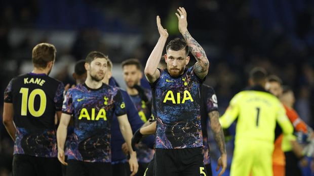 Soccer Football - Premier League - Brighton & Hove Albion v Tottenham Hotspur - The American Express Community Stadium, Brighton, Britain - March 16, 2022  Tottenham Hotspur's Pierre-Emile Hojbjerg celebrates after the match with teammates Action Images via Reuters/John Sibley EDITORIAL USE ONLY. No use with unauthorized audio, video, data, fixture lists, club/league logos or 'live' services. Online in-match use limited to 75 images, no video emulation. No use in betting, games or single club /league/player publications.  Please contact your account representative for further details.