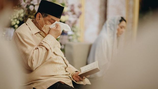 Suasana haru acara pengajian jelang pernikahan Putri Tanjung