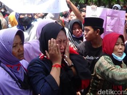 Tangis Mantan Istri Pria yang Ditembak Mati di Sumenep: Dia Bukan Begal