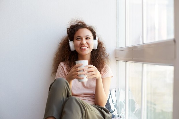 Penuhi hari dengan perasaan bahagia melalui alunan lagu kesukaanmu.