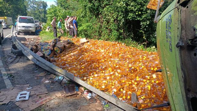 Truk angkut minyak goreng terguling.