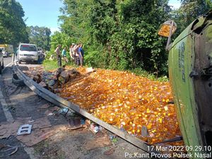 Truk Terguling di Lampung, Muatan 8 Ton Minyak Goreng Berserakan