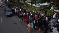 Warga Kendari Antre Minyak Goreng Murah, Ada yang dari Jam 3 Pagi
