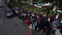Warga Kendari Antre Minyak Goreng Murah, Ada yang dari Jam 3 Pagi