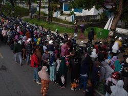 Warga Kendari Antre Minyak Goreng Murah, Ada yang dari Jam 3 Pagi
