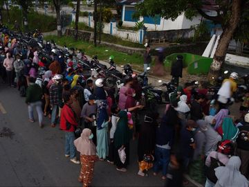 Warga Kendari Antre Minyak Goreng Murah, Ada yang dari Jam 3 Pagi