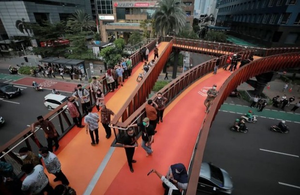 Warga yang sedang menikmati keindahan JPO Pinisi/Foto: Instagram.com/aniesbaswedan Warga yang sedang menikmati keindahan JPO Pinisi