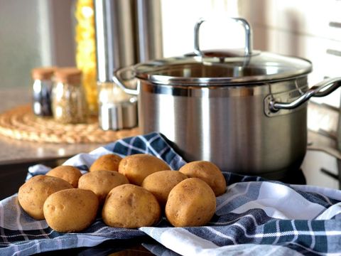 Ilustrasi menggunakan alas untuk kabinet dapur