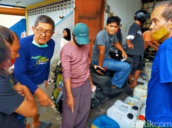 Emak-emak Lewat, Bapak-bapak di Banyuwangi Rela Antre Minyak Goreng