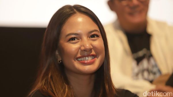 Aduh, Manisnya Senyum Aurelie Moeremans!