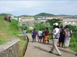 Lagi, Bapak-bapak Sarungan Intip Latihan Bebas MotoGP dari Atas Bukit