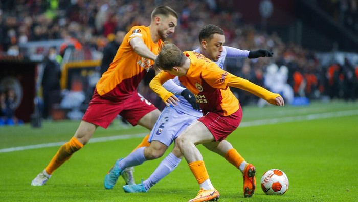 Galatasaray's Bafetimbi Gomis, right, vies for the ball with Barcelona's Eric Garcia during the Europa League round of 16 second leg soccer match between Galatasaray and Barcelona in Istanbul, Turkey, Thursday, March 17, 2022. (AP Photo)