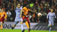 Skor 2-1 untuk tim tamu bertahan hingga pluit panjang berbunyi.