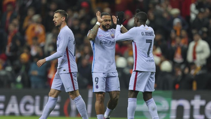 Barcelonas Ousmane Dembele, right, and Memphis Depay, center, celebrate at the end of the Europa League round of 16 second leg soccer match between Galatasaray and Barcelona in Istanbul, Turkey, Thursday, March 17, 2022. Barcelona won 2-1 and will play the next round. (AP Photo)