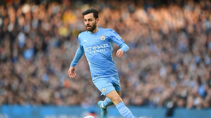 MANCHESTER, ENGLAND - MARCH 06: Bernardo Silva of Manchester City in action during the Premier League match between Manchester City and Manchester United at Etihad Stadium on March 06, 2022 in Manchester, England. (Photo by Michael Regan/Getty Images)