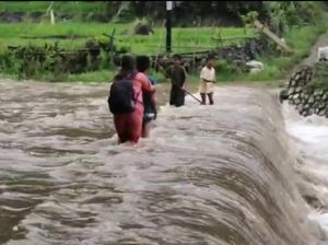Perjuangan Bidan Desa Bone Bertaruh Nyawa Terobos Banjir Selamatkan Ibu Hamil Perjuangan Bidan Desa Bone Bertaruh Nyawa Terobos Banjir Selamatkan Ibu Hamil