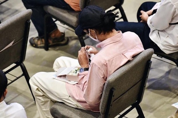 Bird membawa cincin ke pemakaman Tangmo / foto: instagram.com/khunpanzcafe Bird membawa cincin ke pemakaman Tangmo