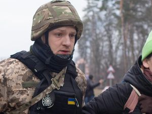 Viral Black Sun, Simbol yang Dikaitkan dengan Nazi di Seragam Tentara Ukraina Viral Black Sun, Simbol yang Dikaitkan dengan Nazi di Seragam Tentara Ukraina