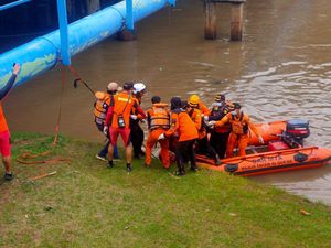 Bocah Tenggelam di Banjir Kanal Barat Jakpus Ditemukan di Jakbar
