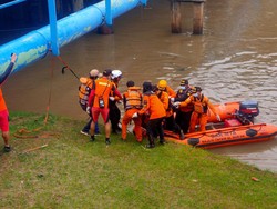Bocah Tenggelam di Banjir Kanal Barat Jakpus Ditemukan di Jakbar