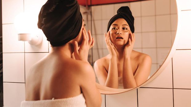 Rutinitas skincare malam yang bisa dilakukan perempuan usia 40-an.