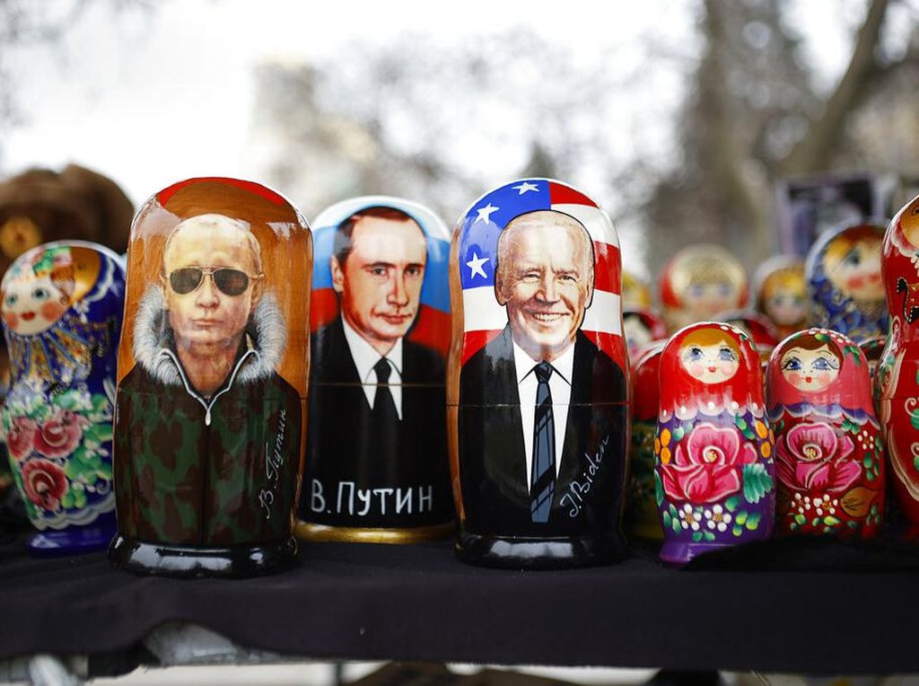 Toko Ini Bakal Singkirkan Souvenir Bergambar Presiden Putin