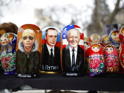 Toko Ini Bakal Singkirkan Souvenir Bergambar Presiden Putin
