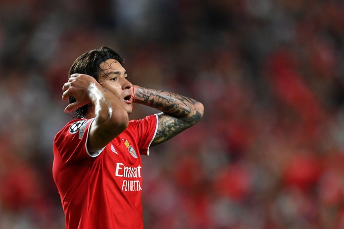 Darwin Nunez LISBON, PORTUGAL - OCTOBER 20: Darwin Nunez of Benfica reacts after a missed opportunity during the UEFA Champions League group E match between SL Benfica and Bayern Muenchen at Estadio da Luz on October 20, 2021 in Lisbon, Portugal. (Photo by Stuart Franklin/Getty Images)