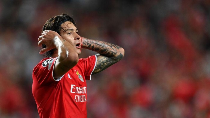 LISBON, PORTUGAL - OCTOBER 20: Darwin Nunez of Benfica reacts after a missed opportunity during the UEFA Champions League group E match between SL Benfica and Bayern Muenchen at Estadio da Luz on October 20, 2021 in Lisbon, Portugal. (Photo by Stuart Franklin/Getty Images)