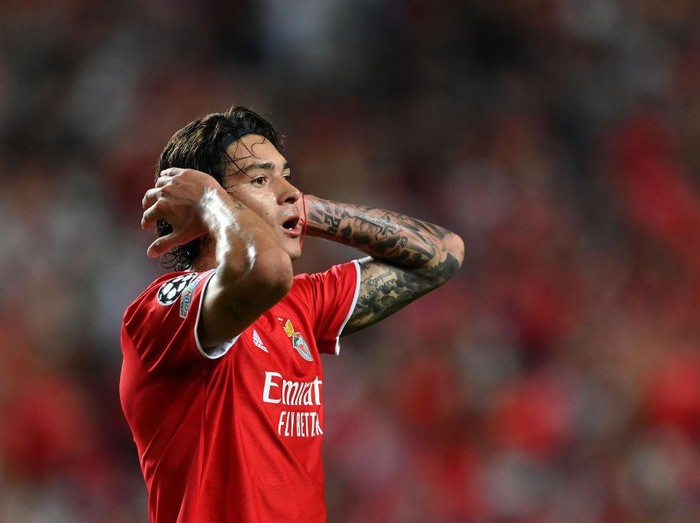 LISBON, PORTUGAL - OCTOBER 20: Darwin Nunez of Benfica reacts after a missed opportunity during the UEFA Champions League group E match between SL Benfica and Bayern Muenchen at Estadio da Luz on October 20, 2021 in Lisbon, Portugal. (Photo by Stuart Franklin/Getty Images)