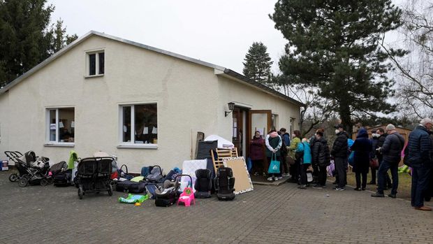 Refugees from Ukraine wait in front of a donation collection point organised by Dresden's Ukraine Catholic parish, amid Russia's invasion of Ukraine, in Dresden, Germany, March 17, 2022. REUTERS/Matthias Rietschel